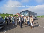 Reisegruppe am Bus in Neuharlingersiel